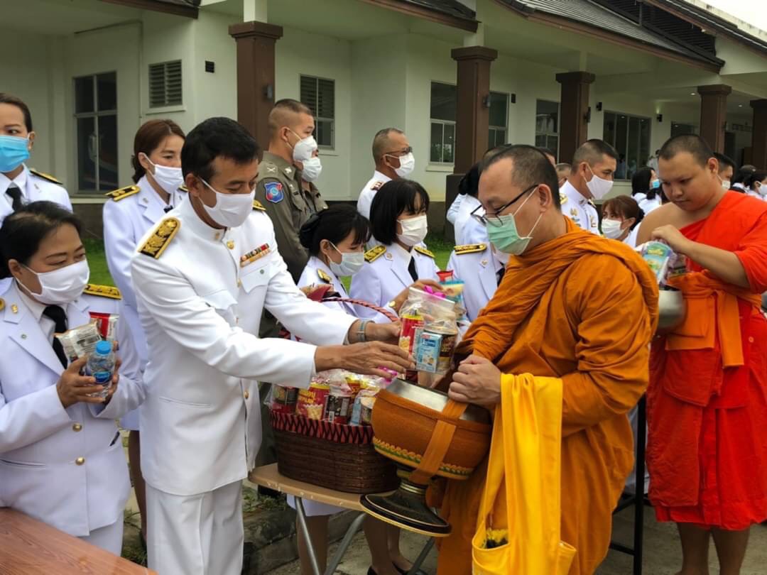 ﻿สำนักงานบังคับคดีกลุ่มจังหวัดที่ 5 (Sandbox) ร่วมกิจกรรมทำบุญตักบาตร เนื่องในโอกาสวันเฉลิมพระชนมพรรษา พระบาทสมเด็จพระเจ้าอยู่หัว 28 กรกฎาคม 2563